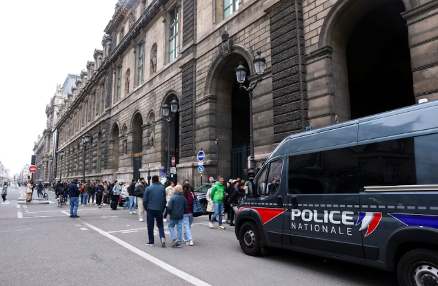 El museo del Louvre cerró tras un “gran robo” en la galería donde se exhiben las antiguas joyas de la Corona francesa