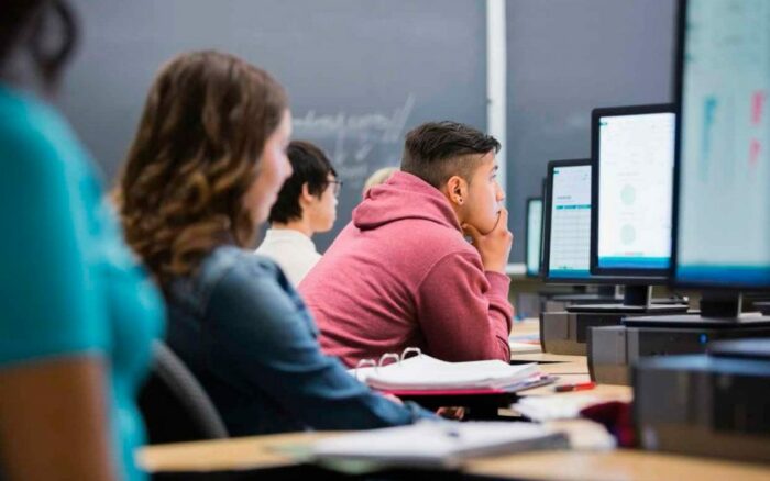 Cuatro de cada diez docentes reportan fatiga y problemas de concentración en el país