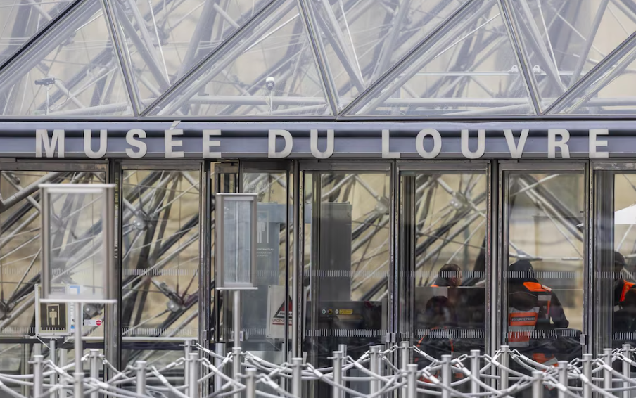 La Fiscalía de París aumentó los efectivos asignados a la investigación del robo en el Louvre