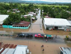 País en alerta naranja: Lluvias provocaron inundaciones, deslizamientos, caída y cierre de carreteras
