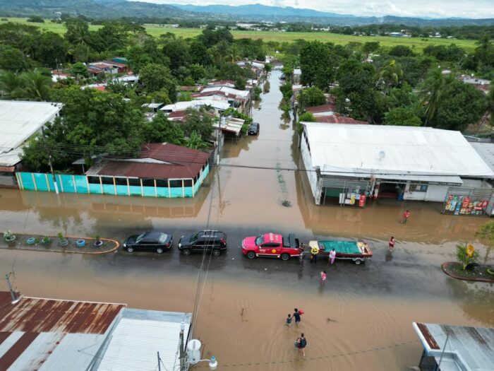 País en alerta naranja: Lluvias provocaron inundaciones, deslizamientos, caída y cierre de carreteras