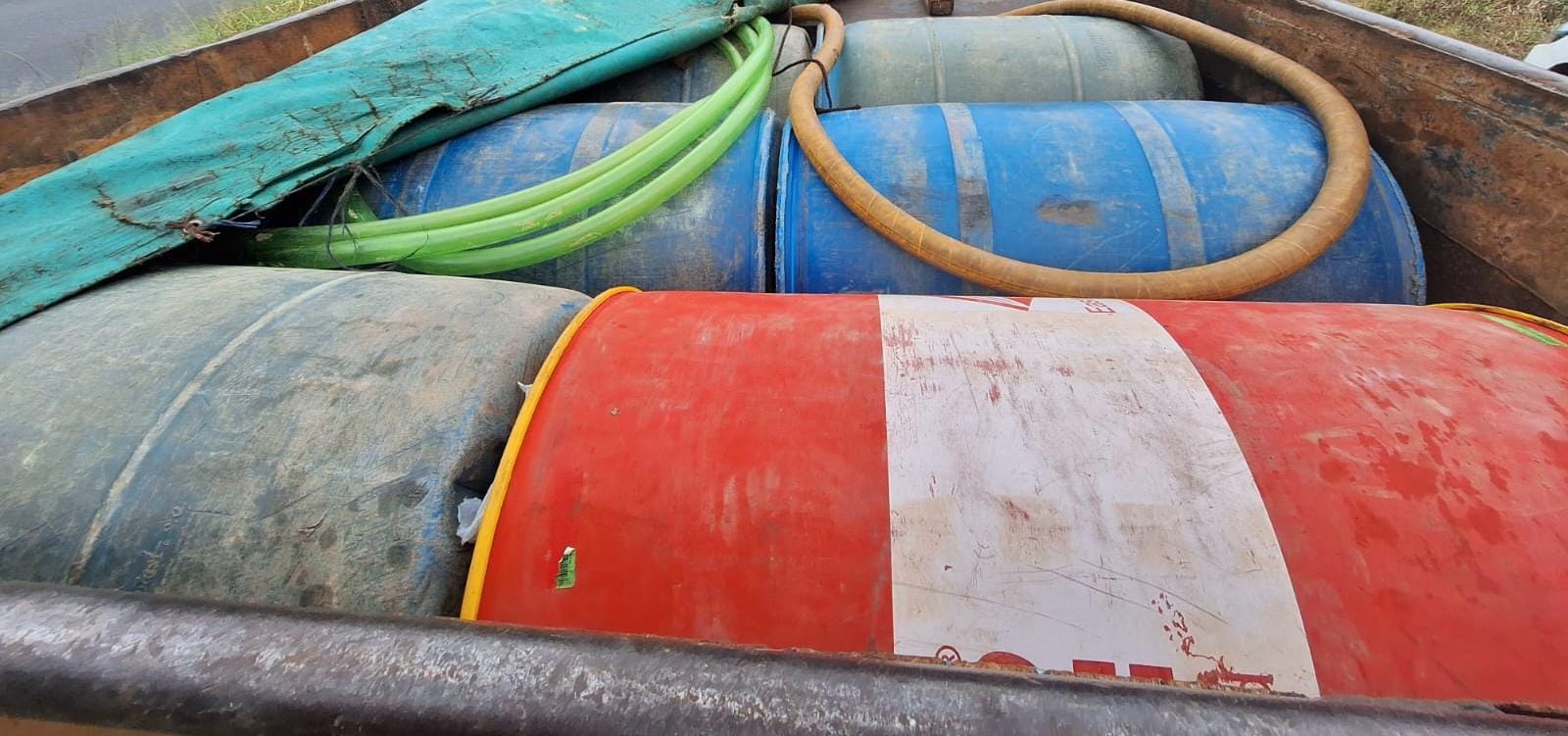 Intervienen toma ilegal de combustible en Siquirres: 3 mil litros y manguera de 1 km decomisados