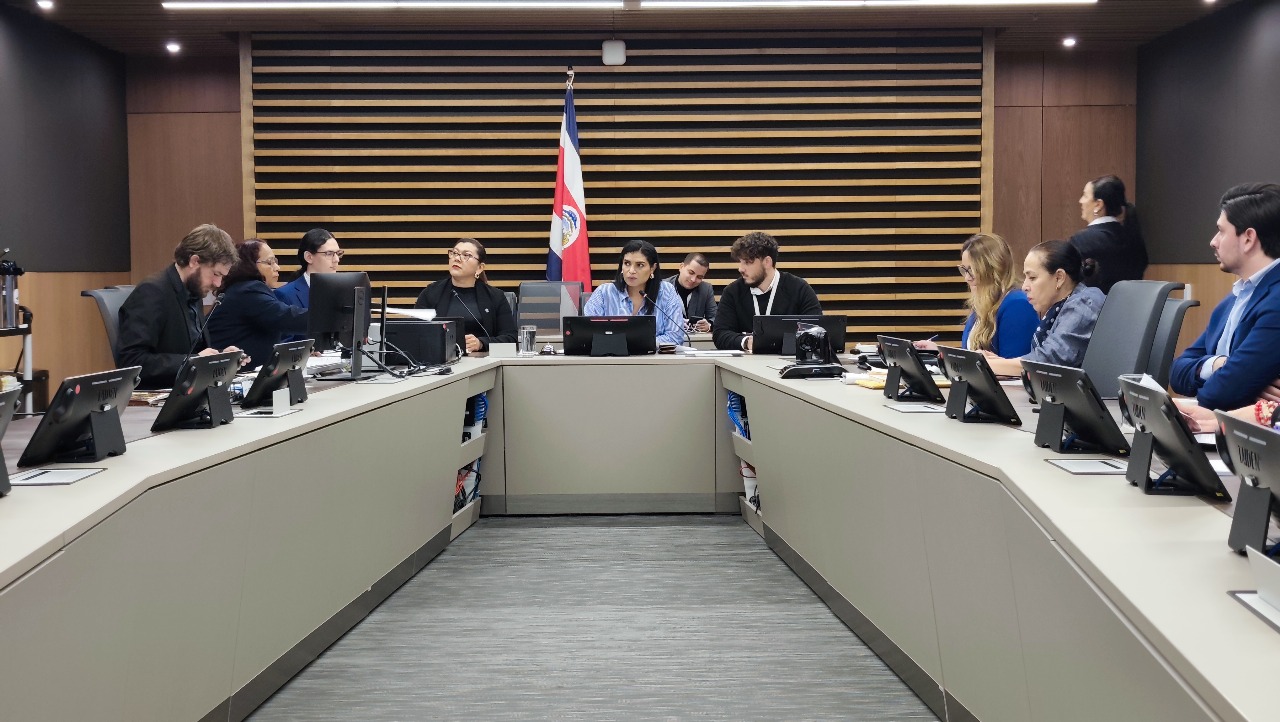 Avanza plan que establece multas por uso indebido de la IA