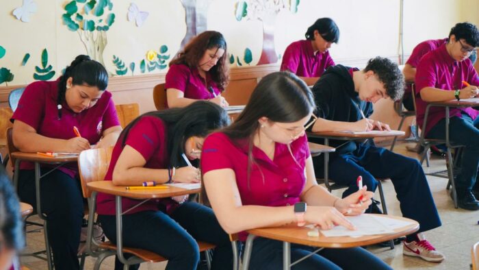 950 colegios iniciaron este lunes con pruebas nacionales: Estudiantes arrancan con preguntas de Estudios Sociales
