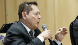 Fracción oficialista hizo “severo llamado de atención” a Alexander Barrantes tras incidente en parqueo