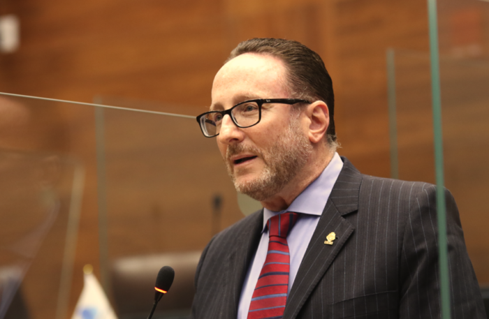 Diputado y candidato del PLP Eliécer Feinzaig resultó herido en accidente de tránsito