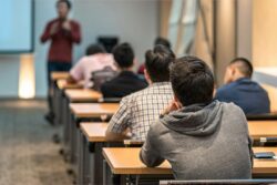Estudio expone que jóvenes ticos sueñan con carreras con poco mercado laboral en el país