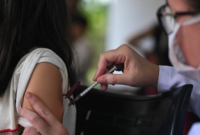 Brasil aprobó la aplicación de la vacuna contra el dengue en personas de entre 12 y 59 años