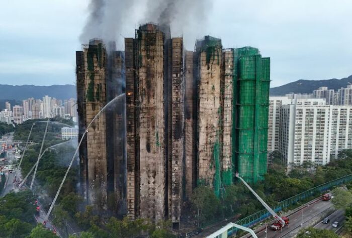 Hong Kong continúa con la búsqueda de cientos de desaparecidos tras el incendio en un complejo residencial que dejó al menos 55 muertos
