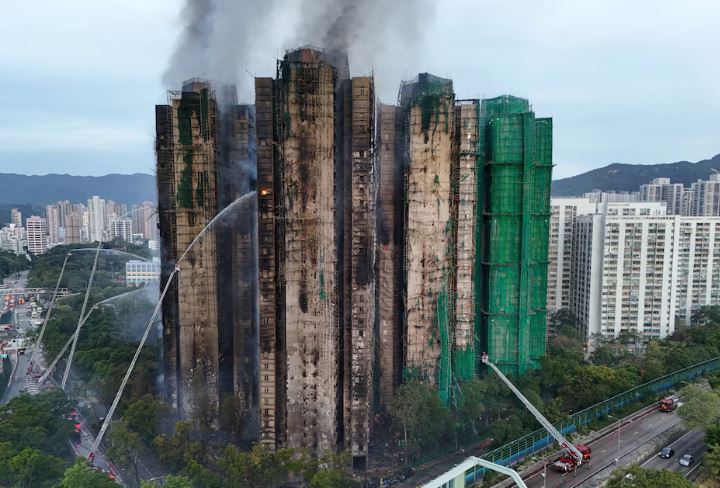 Subió a 128 la cifra de muertos en Hong Kong: nuevas imágenes muestran la velocidad con la que se propagó el incendio