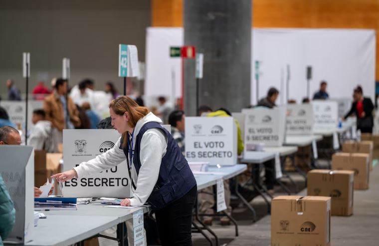 Las cuatro preguntas del referéndum que definirán el rumbo del gobierno de Daniel Noboa en Ecuador