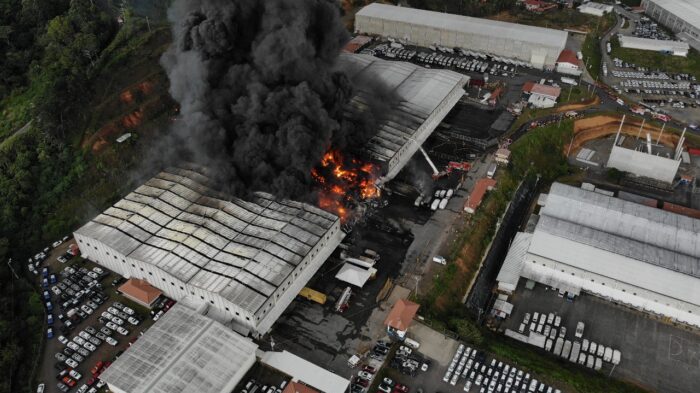 Incendio en Desamparados consumió más de 17 mil metros cuadrados: Definir causas podría tardar un mes