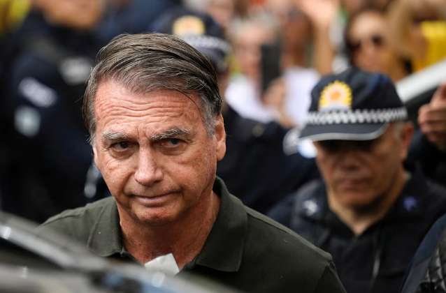 El juez Alexandre de Moraes rechazó los recursos de Jair Bolsonaro y pidió confirmar la condena a 27 años de cárcel