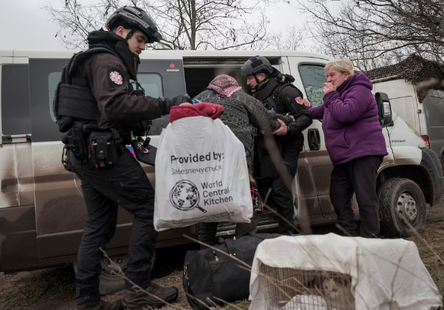 Ucrania evacúa civiles para ponerlos a salvo del avance de las tropas de Putin: “Que Dios nos dé paz”
