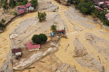 Aumentan las víctimas por las devastadoras inundaciones en Indonesia: al menos 435 muertos y 406 desparecidos