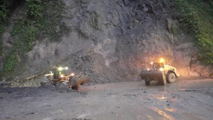 MOPT realiza limpieza de nuevo derrumbe en punto donde se retiró roca gigante en la Ruta 32