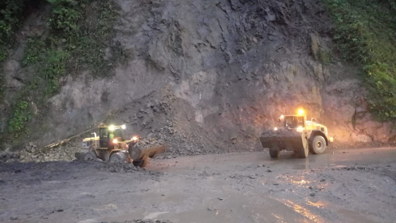 MOPT realiza limpieza de nuevo derrumbe en punto donde se retiró roca gigante en la Ruta 32