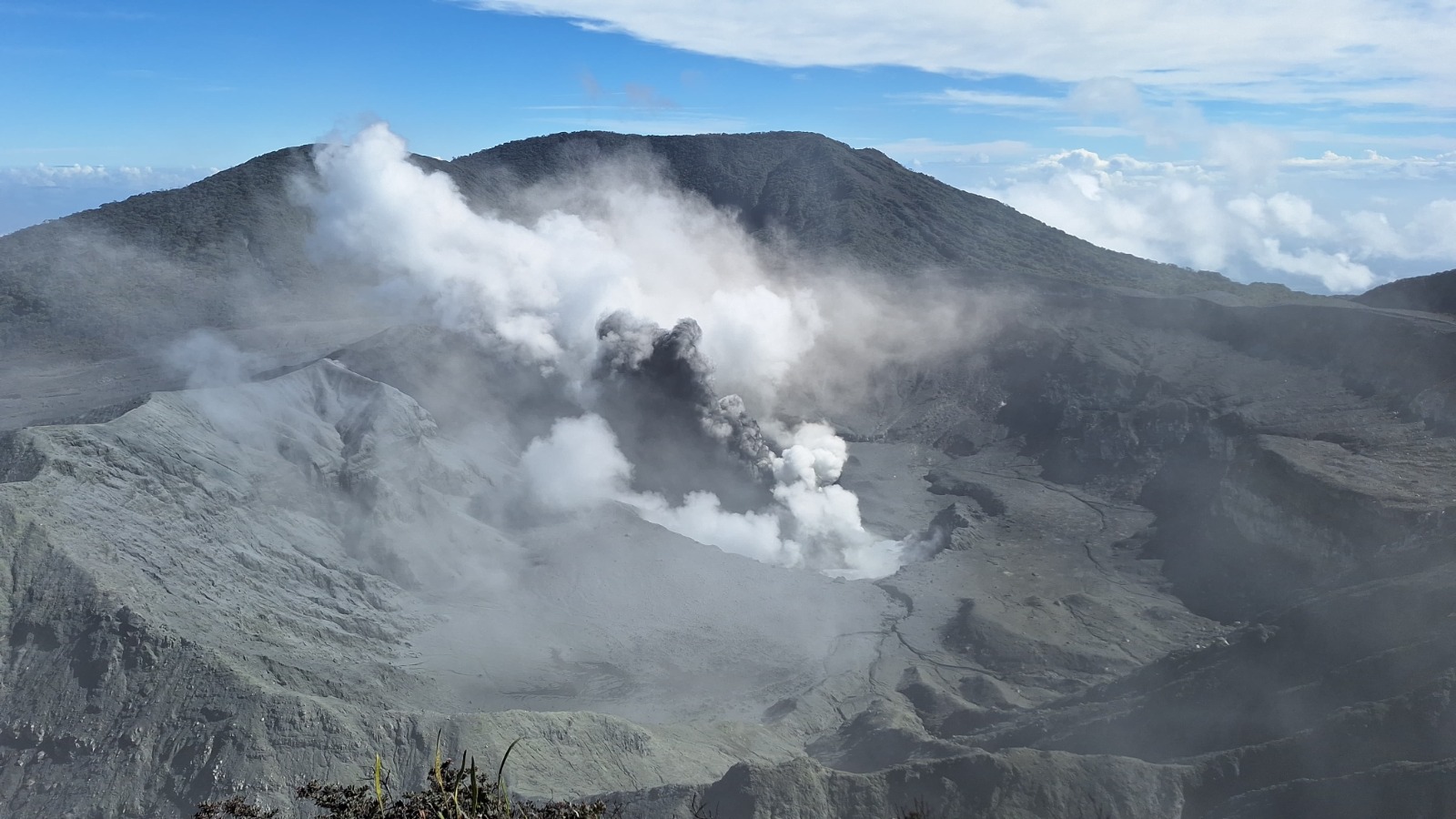¿Vive cerca de un volcán? CNE pide usar informes sobre riesgos para tomar medidas de precaución