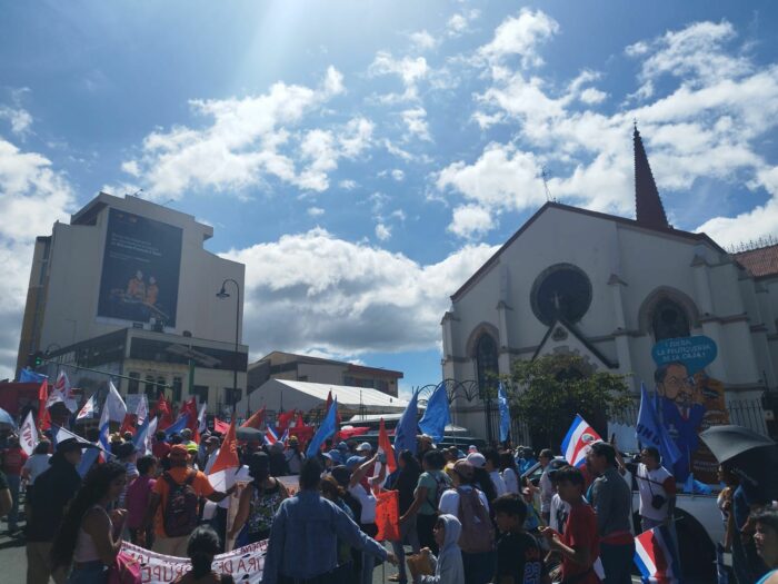 Sindicatos, diputados y ciudadanos exigieron pago de la deuda del Estado con la CCSS durante marcha