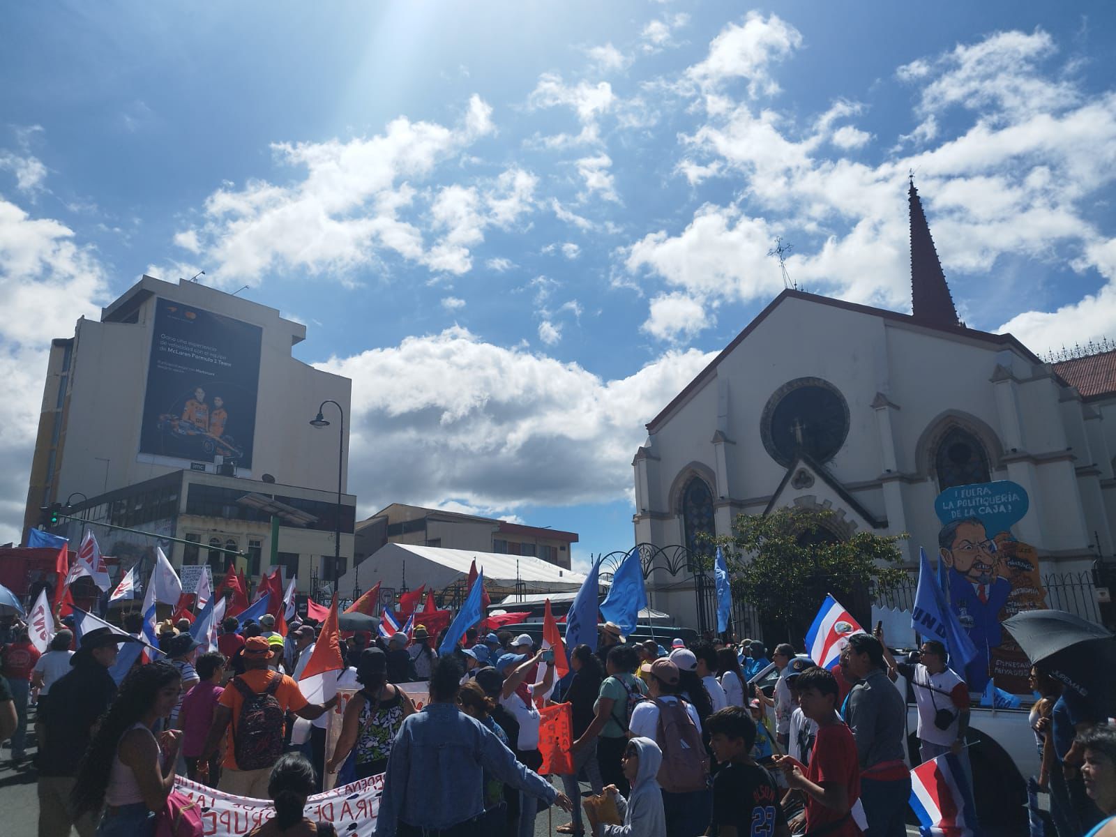 Sindicatos, diputados y ciudadanos exigieron pago de la deuda del Estado con la CCSS durante marcha