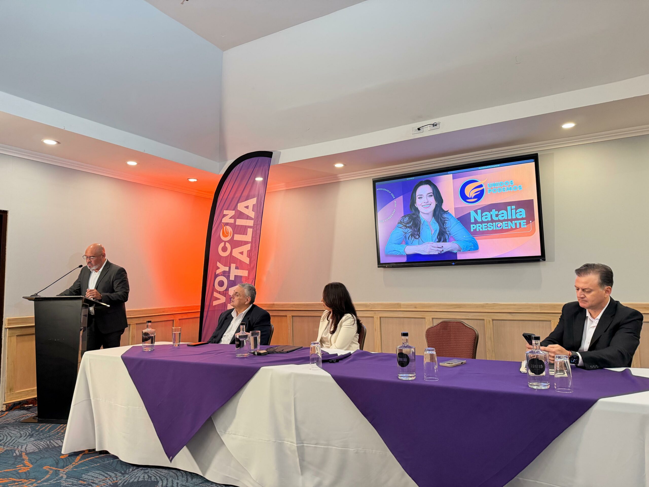 Natalia Díaz anuncia al exviceministro Juan José Andrade como parte de su equipo en seguridad