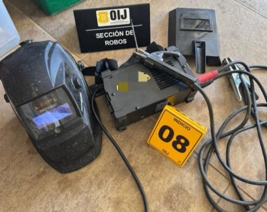 Cuidador habría sustraído más de ₡4,4 millones mediante compra de repuestos, cadenas de oro y pago de estudios