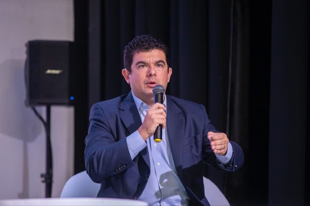 Álvaro Ramos pide a observadores internacionales no desconfiar del TSE pero sí de actitudes del gobierno