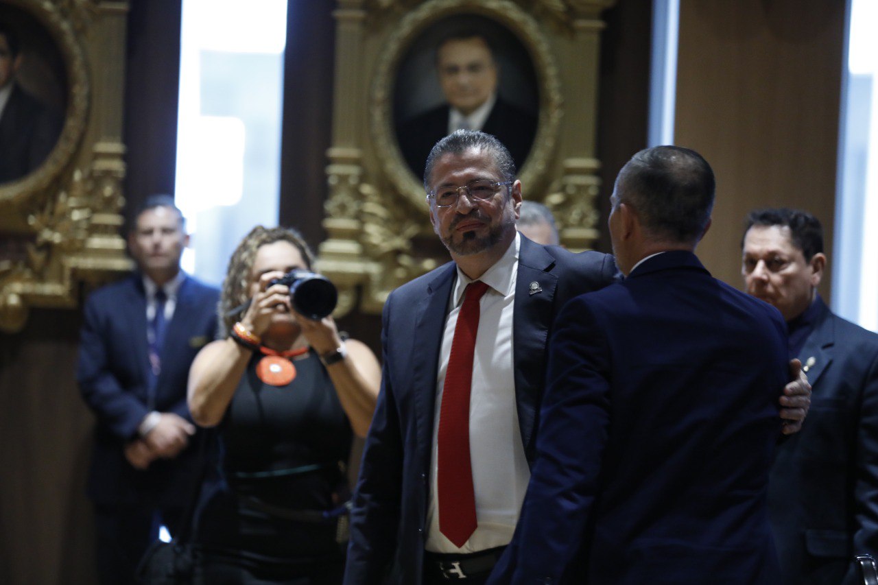 Presidente abandonó sesión tras brindar discurso ante comisión que estudia levantamiento de su inmunidad