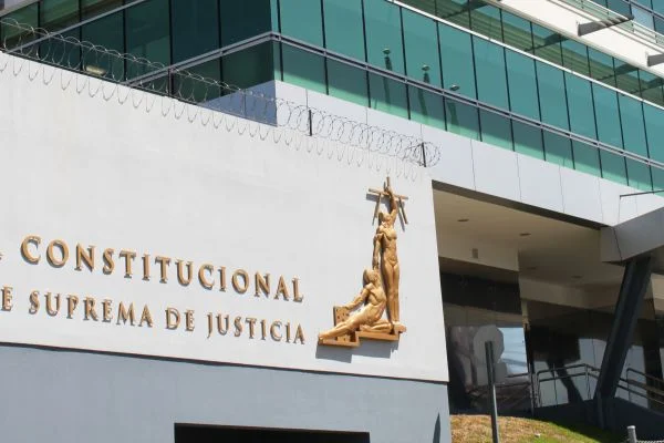 Madre acude a Sala IV por lineamientos del MEP sobre apariencia de estudiantes