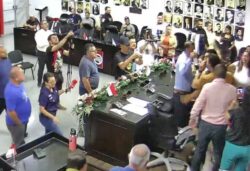 Increpan a presidente municipal de San Ramón por llegar a sesión pese a estar suspendido