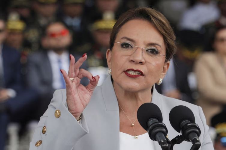 Xiomara Castro destituyó al ministro de Educación de Honduras por felicitar a su esposa opositora reelecta como diputada
