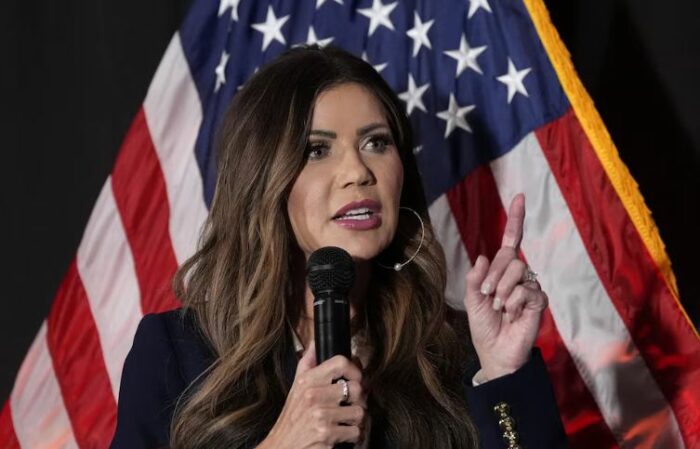 La secretaria de Seguridad Nacional de Estados Unidos recomendó una “prohibición total de viaje” desde varios países