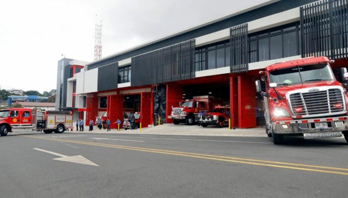 Incendio afectó 10% de escuela en Aserrí: Fuego habría iniciado por quema en charral