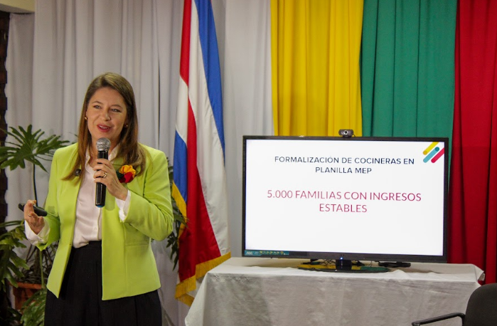 Claudia Dobles promete aumentar pensión del régimen no contributivo a ₡100 mil