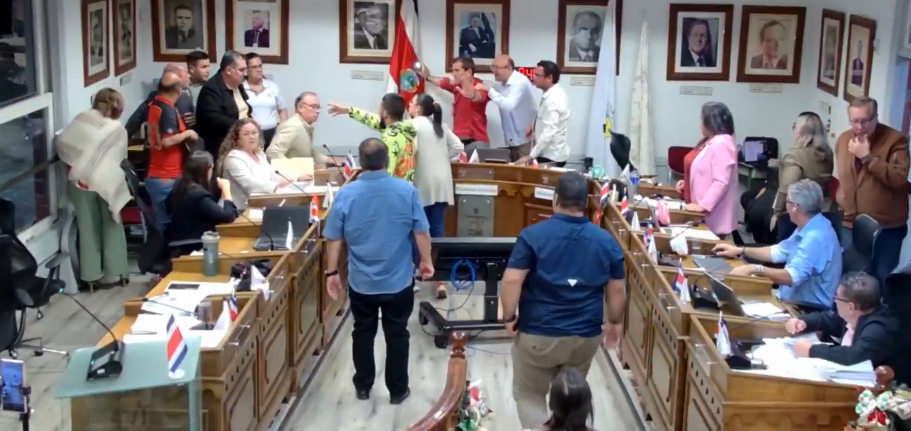 ¡Golpes, gritos y zafarranchos! Eso se vivió en el Concejo Municipal de Alajuela y Montes de Oca