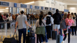 Los turistas extranjeros podrían tener que revelar su historial de cinco años en redes sociales para poder ingresar a EEUU