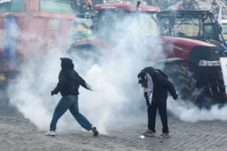 Protestas masivas de agricultores contra el acuerdo con el Mercosur paralizan Bruselas durante la cumbre de la Unión Europea