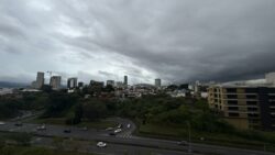 ¡No guarde la sombrilla! IMN pronostica vientos alisios, nubosidad y aguaceros este martes