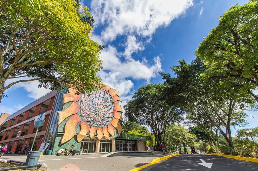 Denuncian que funcionaria de la UCR fue amenazada con arma de fuego para alterar admisión en posgrado