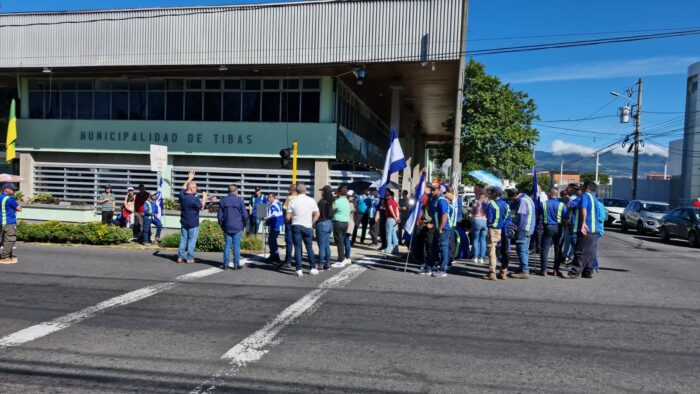 Trabajadores municipales de Tibás cumplen segundo día de paro laboral intermitente por reajuste salarial