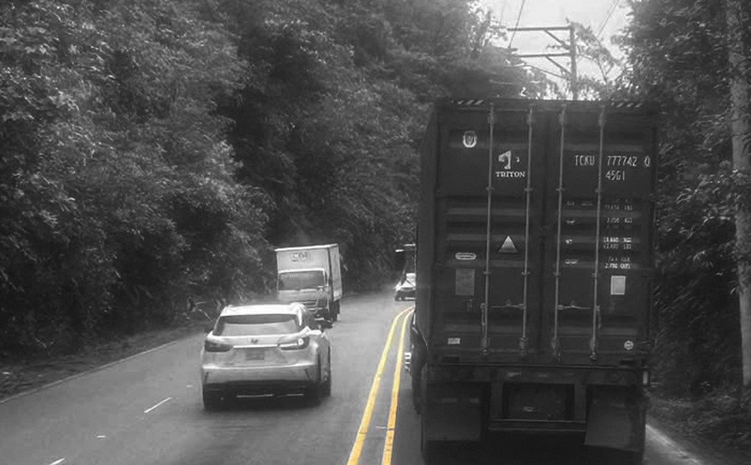 País registra 10 fallecidos en carretera al mes por invasión de carril