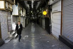 Al menos dos civiles murieron en el quinto día de manifestaciones contra el régimen de Irán