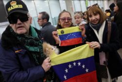 Aterrizan en Madrid los cinco españoles encarcelados en Venezuela: “Hoy es un día feliz”