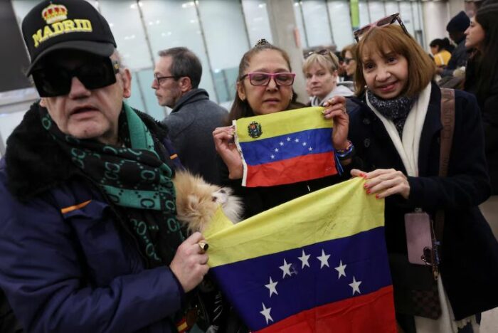 Aterrizan en Madrid los cinco españoles encarcelados en Venezuela: “Hoy es un día feliz”