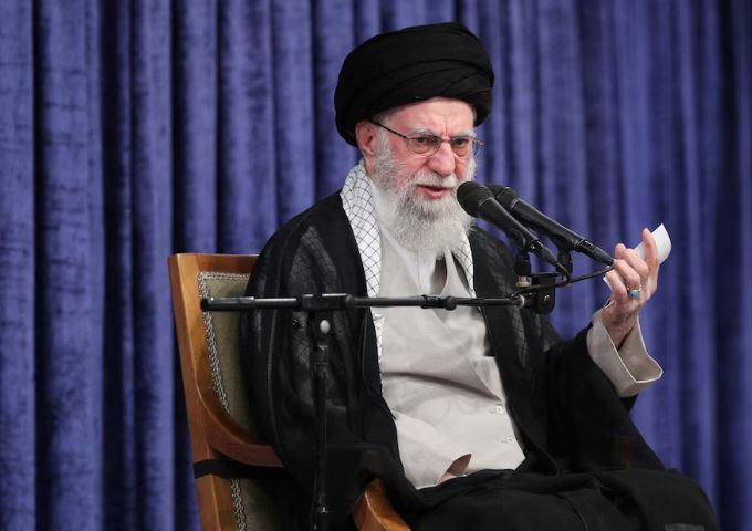 El régimen de Irán amenazó con represalias si Trump ataca al ayatollah Ali Khamenei: “Prenderemos fuego a su mundo”
