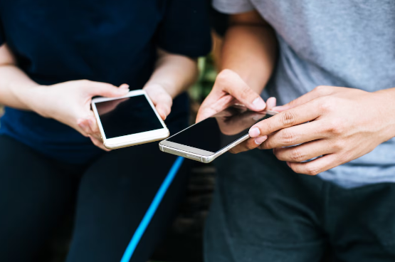 Proyecto de Ley propone penas de hasta 12 años de prisión contra “granjas de trolls” y manipulación digital