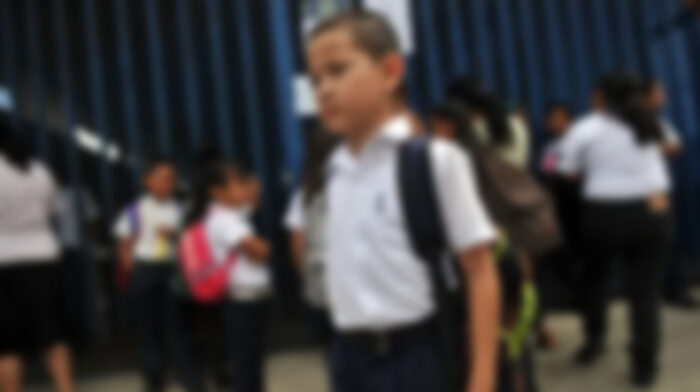 Expertos recomiendan verificar el peso de los bolsos escolares para prevenir lesiones ante el inicio de clases