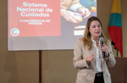 ¿Cuáles son las diferencias que Claudia Dobles cree que tiene con Álvaro Ramos, Ariel Robles y Juan Carlos Hidalgo?