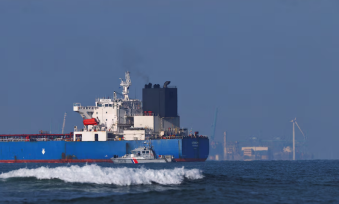 Francia detuvo al capitán de un petrolero de la “flota fantasma” rusa y eleva la tensión con Moscú