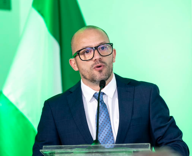 Secretario general del PLN plantea denuncia por valla en la que presentan a Pilar Cisneros como “diputada de honor”